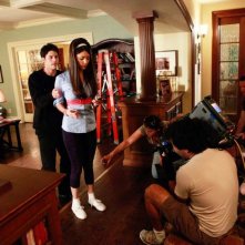Sean Faris e Nina Dobrev durante le riprese di una scena dell'episodio Unpleasantville