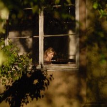 Veronika (Sarah Michelle Gellar) attraverso una finestra dell'Istituto in cui è ricoverata nel film Veronika Decides to Die