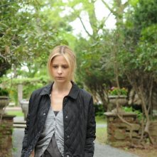 Veronika (Sarah Michelle Gellar) in una scena all'aperto del film Veronika Decides to Die