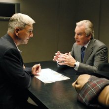Jethro (Mark Harmon) parla con il padre di Tony DiNozzo (Robert Wagner) nell'episodio Flesh and Blood di Navy N.C.I.S.