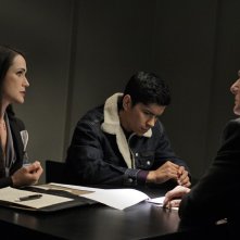 Mark Harmon con la guest star Rena Sofer e Jeremy Ray Valdez nell'episodio Masquerade di Navy NCIS