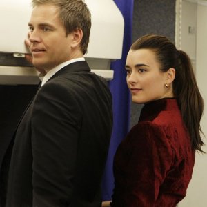 Michael Weatherly e Cote de Pablo su un aereo per Parigi nell'episodio Jet Lag di Navy N.C.I.S.