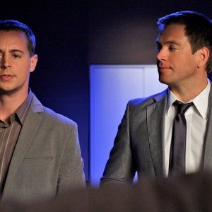 Una scena dell'episodio Masquerade di Navy NCIS con McGee (Sean Murray) e Tony (Michael Weatherly)
