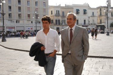 Ennio Fantastichini e Riccardo Scamarcio in una scena del film Mine vaganti
