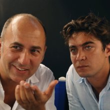 Il regista Ferzan Ozpetek e Riccardo Scamarcio sul set di Mine vaganti