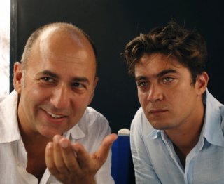 Il regista Ferzan Ozpetek e Riccardo Scamarcio sul set di Mine vaganti