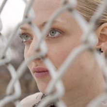 La protagonista Chloe (Amanda Seyfried) dietro una rete nel film Chloe