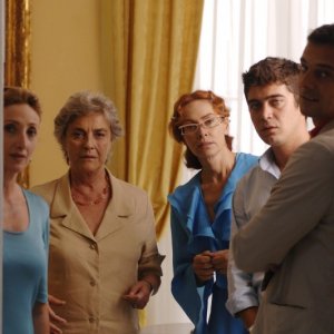 Lunetta Savino, Ilaria Occhini, Elena Sofia Ricci, Riccardo Scamarcio e Alessandro Preziosi in una scena di Mine vaganti