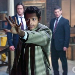 Supernatural: Jared Padalecki e Jensen Ackles (sullo sfondo) con Misha Collins nell'episodio My Bloody Valentine