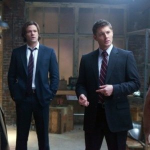 Supernatural: Jared Padalecki, Jensen Ackles, Misha Collins e Lex Medlin in una scena dell'episodio My Bloody Valentine