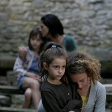 Chiara Caselli, Alice Gautier, Manelle Driss e Alice de Lencquesaing in una scena del film Le père de mes enfants (2009)