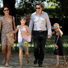Chiara Caselli e Louis-Do de Lencquesaing con le piccole Alice Gautier e Manelle Driss in una scena del film Le père de mes enfants (2009)
