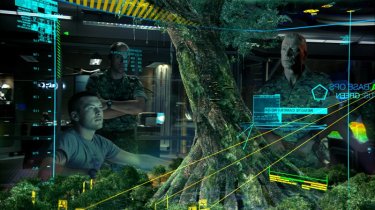 Il Col. Quaritch (Stephen Lang) e Jake Sully (Sam Worthington) osservano la struttura dell'Albero Sacro nel film Avatar