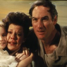 JoBeth Williams, Craig T. Nelson, Oliver Robins e Heather O'Rourke in una scena di Poltergeist 2 - L'altra dimensione