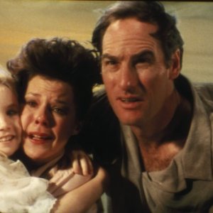 JoBeth Williams, Craig T. Nelson, Oliver Robins e Heather O'Rourke in una scena di Poltergeist 2 - L'altra dimensione