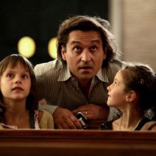 Louis-Do de Lencquesaing tra Alice Gautier e Manelle Driss in una scena del film Le père de mes enfants (2009)