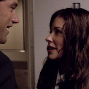 Matthew Fox e Evangeline Lilly in una scena di LAX: Part 1 dalla sesta stagione di Lost