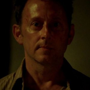 Michael Emerson in una scena di LAX: Part 1 dalla sesta stagione di Lost