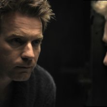 Un primo piano di Ewan McGregor dal film L'uomo nell'ombra di Roman Polanski.