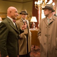 Ben Kingsley, Leonardo DiCaprio e Mark Ruffalo in una scena di Shutter Island, tratto da L'isola della paura di D. Lehane.