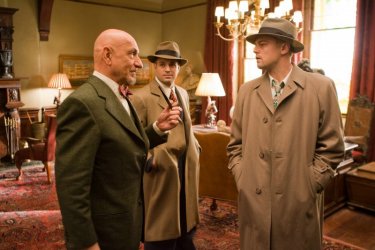 Ben Kingsley, Leonardo DiCaprio e Mark Ruffalo in una scena di Shutter Island, tratto da L'isola della paura di D. Lehane.