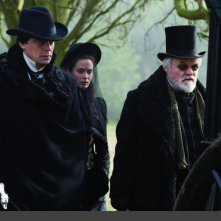 Benicio Del Toro, Anthony Hopkins ed Emily Blunt in una scena del film Wolf Man