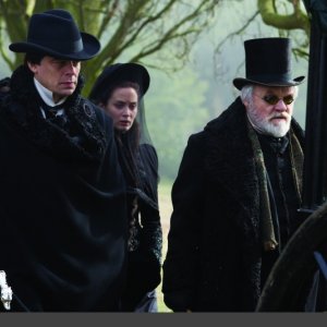 Benicio Del Toro, Anthony Hopkins ed Emily Blunt in una scena del film Wolf Man