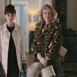 Carey Mulligan e Rosamund Pike in una scena del film An Education