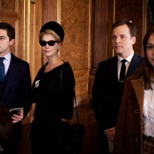 Dominic Cooper, Rosamund Pike, Peter Sarsgaard e Carey Mulligan in una scena del film An Education