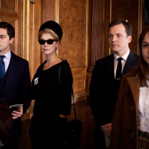 Dominic Cooper, Rosamund Pike, Peter Sarsgaard e Carey Mulligan in una scena del film An Education
