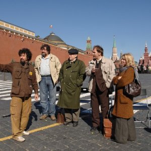 Il regista Radu Mihaileanu con Dmitri Nazarov, Valeriy Barinov, Aleksei Guskov e Miou-Miou sul set del film Il concerto