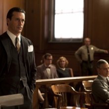 Jon Hamm e David Strathairn in una scena del film Howl