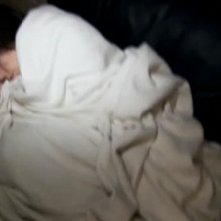 Katie Featherston in una scena drammatica del film Paranormal Activity, diretto da Oren Peli