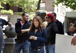 La regista Nicole Holofcener sul set del film Please Give