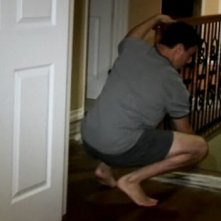 Micah Sloat, uno dei due protagonisti di Paranormal Activity, sparge borotalco sul pavimento in una scena del film