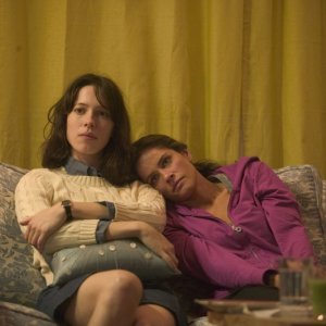 Rebecca Hall ed Amanda Peet nel film Please Give