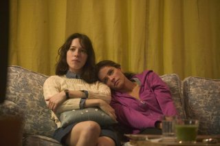 Rebecca Hall ed Amanda Peet nel film Please Give