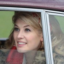 Rosamund Pike in una scena del film An Education