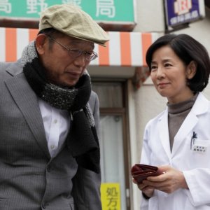 Sayuri Yoshinaga e Tsurube Shofukutei in una scena del film Otouto