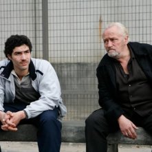 Tahar Rahim e Niels Arestrup in una scena del film Il profeta (2009)