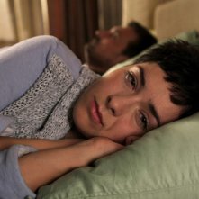 Zrinka Cvitesic e Leon Lucev (sullo sfondo) in un momento del film On the Path