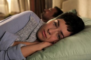 Zrinka Cvitesic e Leon Lucev (sullo sfondo) in un momento del film On the Path