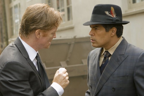 Caprica Eric Stoltz E Esai Morales Nell Episodio The Reins Of A Waterfall 146211