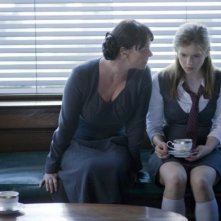 Caprica: Polly Walker e Magda Apanowicz nell'episodio The Reins of a Waterfall