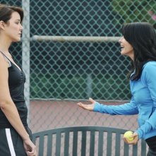 Cougar Town: Courteney Cox e Christa Miller in un momento dell'episodio All the Wrong Reasons