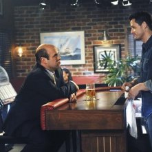 Cougar Town: Ian Gomez e Josh Hopkins in una scena dell'episodio When a Kid Goes Bad