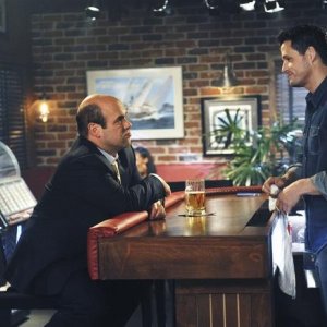 Cougar Town: Ian Gomez e Josh Hopkins in una scena dell'episodio When a Kid Goes Bad