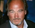 Jim Belushi nella commedia Mother's Little Helper
