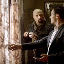 John Travolta e Jonathan Rhys Meyers combattono il terrorismo nel film From Paris with Love