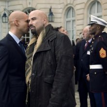 John Travolta, nei panni dell'agente speciale Charlie Wax nel film d'azione From Paris with Love